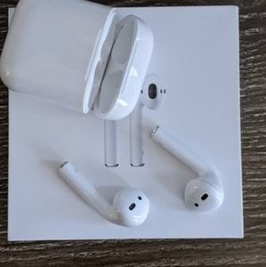 Apple airpods with charging case